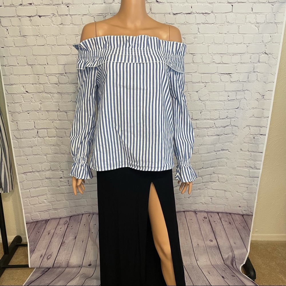 Boohoo size medium long Sleeve Blue & White Stripped strapless blouse